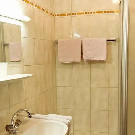 Haus Julia 3* ناودرس