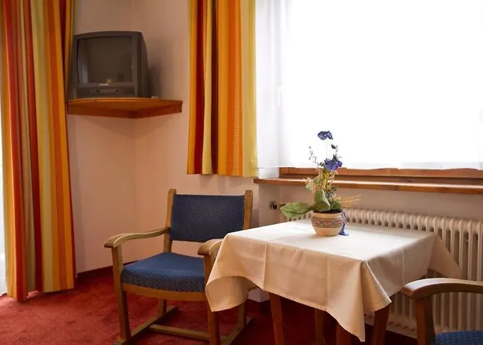 לינה וארוחת בוקר Haus Julia נאודרס